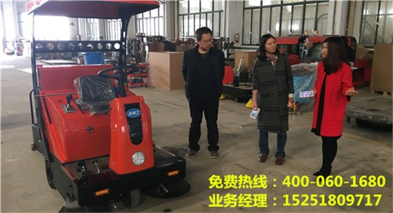 驾驶式电动清扫车