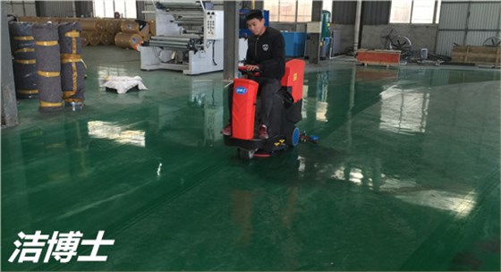 驾驶洗地机