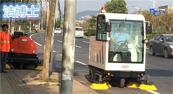 洁博士驾驶扫地车