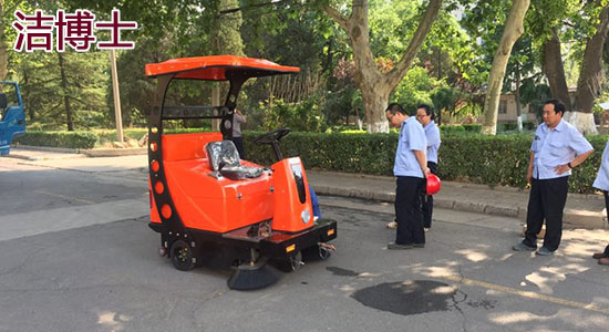 洁博士电动清扫车