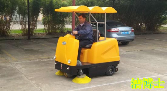驾驶式扫地车