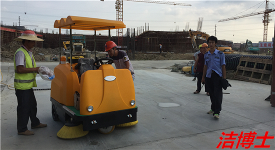 电动驾驶式扫地车