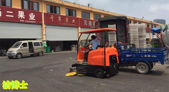 電動(dòng)駕駛式掃地車