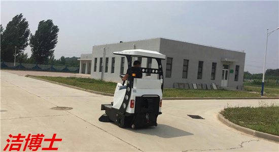 驾驶式电动扫地车
