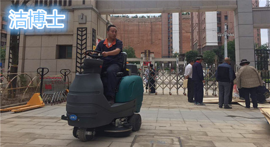 洁博士驾驶洗地机