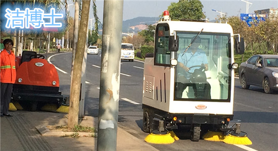 洁博士驾驶扫地车