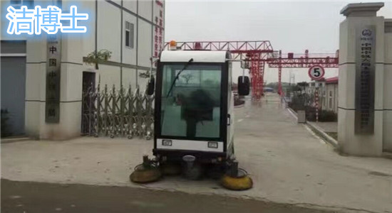 洁博士驾驶扫地车